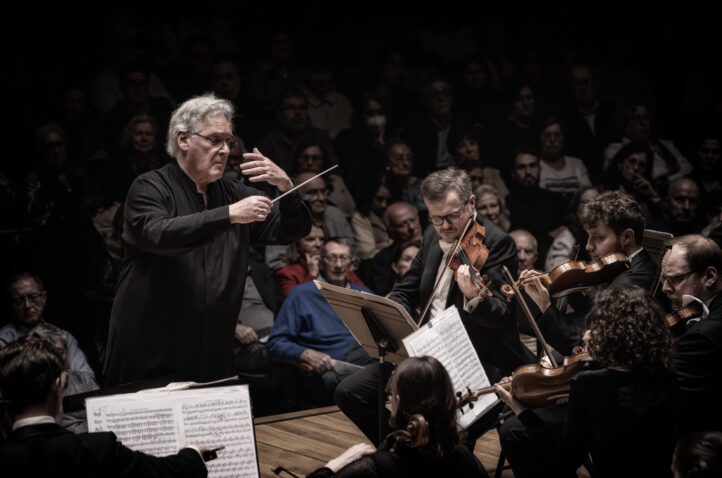 Pinchas Zukerman, estupendo instrumentista y discreto directorTEMPORADA 2025-2026 del Palau de la Música. Programa: Obras de Bach, Kilar, Mozart y Beethoven. Solistas: Fumiaki Miura (violín), Pinchas Zumerman (viola). Orquesta Sinfonia Varsovia. Director: Pinchas Zukerman. Lugar: Palau de la Música. Entrada: Alrededor de 1.781 espectadores (lleno). Fecha: martes, 24 febrero 2026