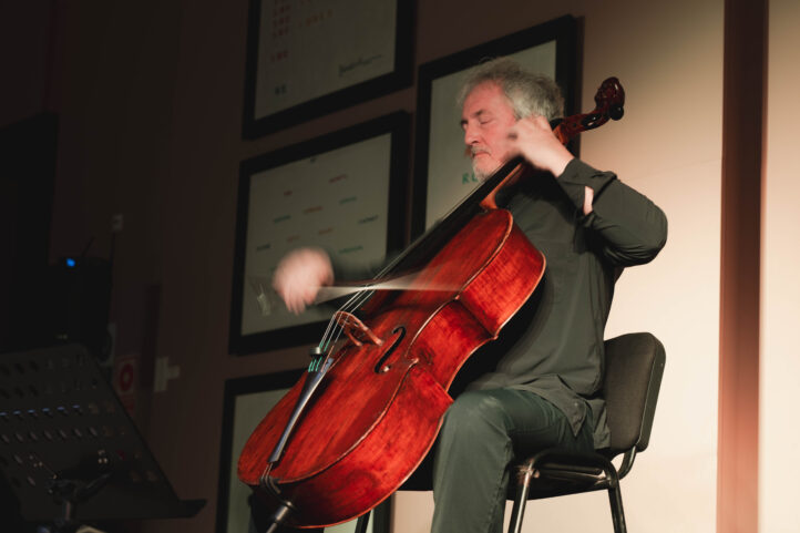 Contrastes y emociones en el Museo Vostell, con Bach y Weinberg en las cuerdas de Mario BrunelloIV FESTIVAL ATRIUM MUSICAE. Recital Mario Brunello (violonchelo). Obras de Bach (Suites para violonchelo, nº 1 y 3) y Weinberg (Sonata para violonchelo solo número 2, opus 121). Lugar: Malpartida de Cáceres, Museo Vostell. Fe­cha: 1 enero 2026.