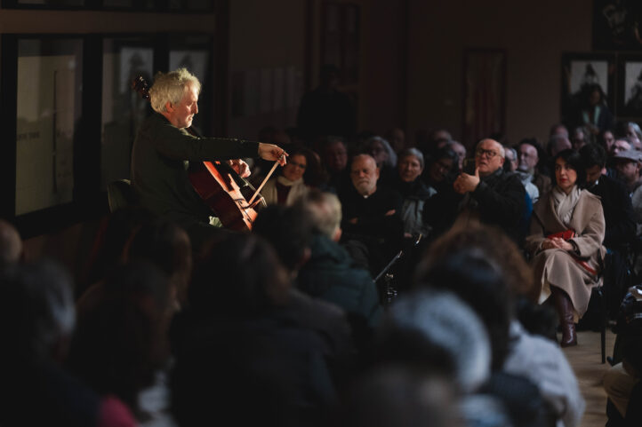 Contrastes y emociones en el Museo Vostell, con Bach y Weinberg en las cuerdas de Mario Brunello IV FESTIVAL ATRIUM MUSICAE. Recital Mario Brunello (violonchelo). Obras de Bach (Suites para violonchelo, nº 1 y 3) y Weinberg (Sonata para violonchelo solo número 2, opus 121). Lugar: Malpartida de Cáceres, Museo Vostell. Fecha: 1 enero 2026.
