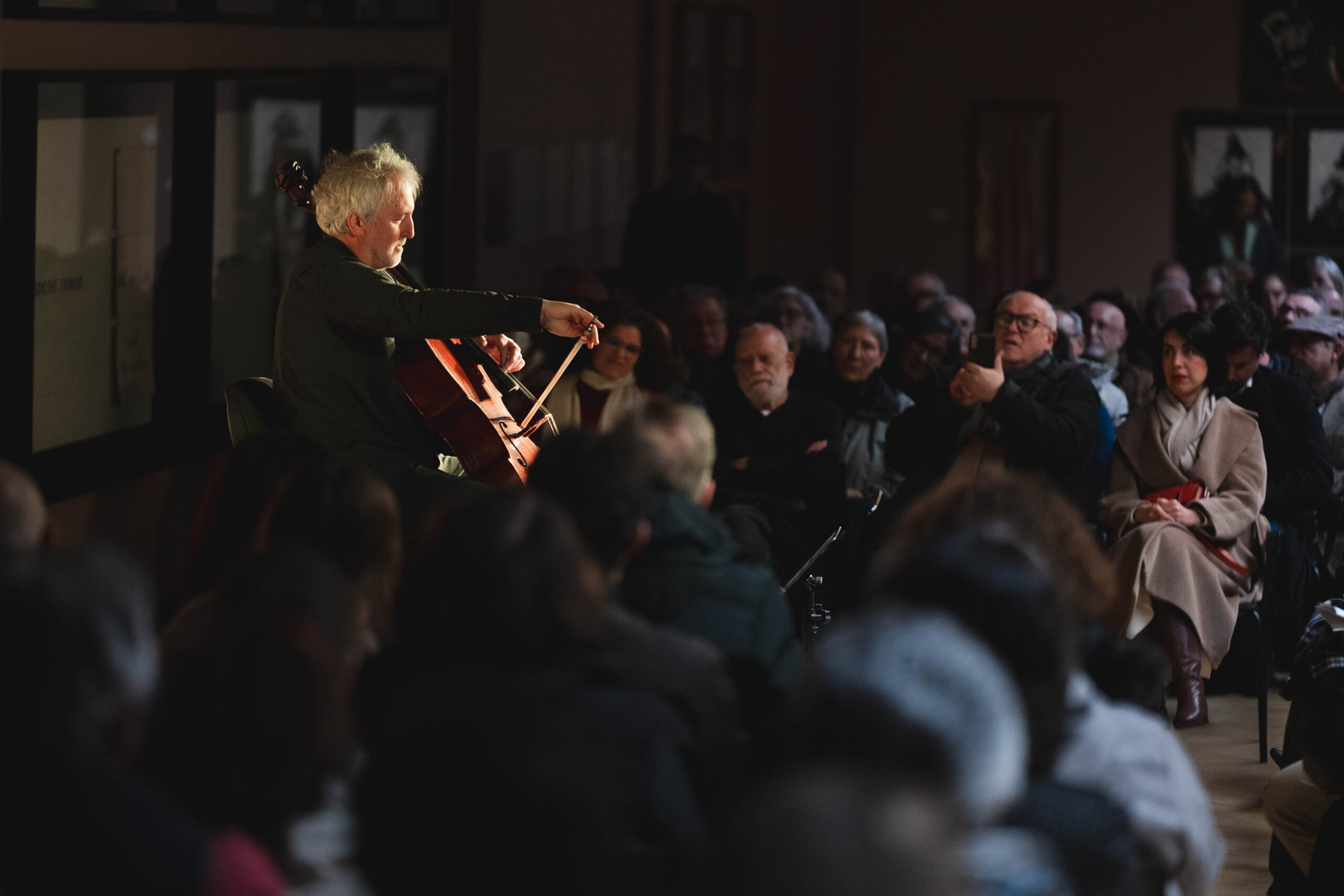 Contrastes y emociones en el Museo Vostell, con Bach y Weinberg en las cuerdas de Mario Brunello IV FESTIVAL ATRIUM MUSICAE. Recital Mario Brunello (violonchelo). Obras de Bach (Suites para violonchelo, nº 1 y 3) y Weinberg (Sonata para violonchelo solo número 2, opus 121). Lugar: Malpartida de Cáceres, Museo Vostell. Fe­cha: 1 enero 2026.