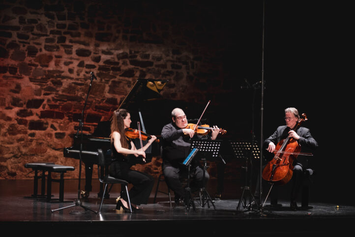 Clausura Festival Atrium Musicae. Perianes y los “accidentados” filarmónicos berlinesesIV FESTIVAL ATRIUM MUSICAE. Javier Perianes (piano). María Florea (violín), Joaquín Riquelme (viola), Olaf Maninger (violonchelo). Obras de Schubert (Trío para cuerdas en Si bemol mayor, D 471), Brahms (Segunda sonata para viola y piano) y Mozart (Cuarteto para piano y cuerdas en sol menor, K 478) . Lugar: Cáceres, Gran Teatro. Fecha: 1 febrero 2026.