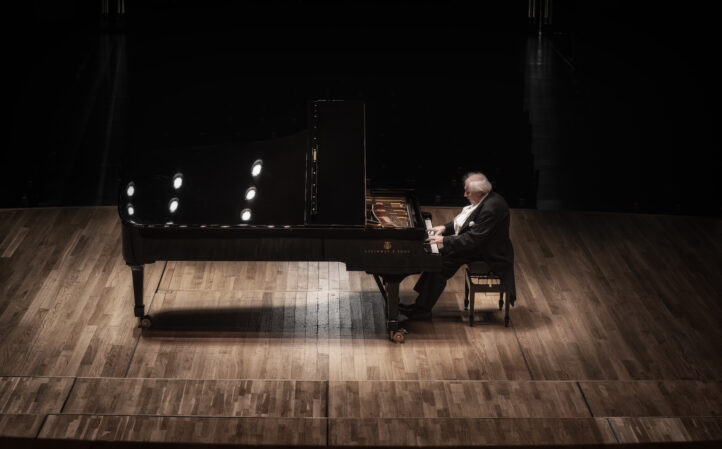 Apoteosis SokolovRECITAL GRÍGORI SOKOLOV (piano). Pro­gra­ma: Obras de Beethoven (Sonata para piano número 4, en Mi bemol mayor, opus 7. Seis bagatelas, opus 126), y Schubert (Sonata para piano en Si bemol mayor, D 960). Lu­gar: València, Palau de la Música (Sala Iturbi). ­­Entrada: 1.790 espectadores (lleno). Fecha: domingo, 15 febrero 2026.