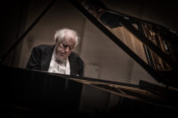 Apoteosis Sokolov RECITAL GRÍGORI SOKOLOV (piano). Pro­gra­ma: Obras de Beethoven (Sonata para piano número 4, en Mi bemol mayor, opus 7. Seis bagatelas, opus 126), y Schubert (Sonata para piano en Si bemol mayor, D 960). Lu­gar: València, Palau de la Música (Sala Iturbi). ­­Entrada: 1.790 espectadores (lleno). Fecha: domingo, 15 febrero 2026.