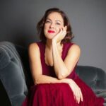 Maria Stuarda, de Donizetti, llega a ABAO Bilbao Ópera este sábado, 14 de febrero, con una puesta en escena firmada por Emilio López y Iván López-Reynoso al frente de la Euskadiko Orkestra. Este título, inspirado en el histórico duelo femenino entre reinas con la Inglaterra de finales del siglo XVI como telón de fondo, contará con un reparto encabezado por Yolanda Auyanet y María Barakova, ambas debutantes en ABAO, quienes encarnarán los personajes de las dos reinas, enfrentadas por sus ideales y sus creencias. 