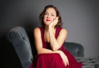 Maria Stuarda, de Donizetti, llega a ABAO Bilbao Ópera este sábado, 14 de febrero, con una puesta en escena firmada por Emilio López y Iván López-Reynoso al frente de la Euskadiko Orkestra. Este título, inspirado en el histórico duelo femenino entre reinas con la Inglaterra de finales del siglo XVI como telón de fondo, contará con un reparto encabezado por Yolanda Auyanet y María Barakova, ambas debutantes en ABAO, quienes encarnarán los personajes de las dos reinas, enfrentadas por sus ideales y sus creencias. 