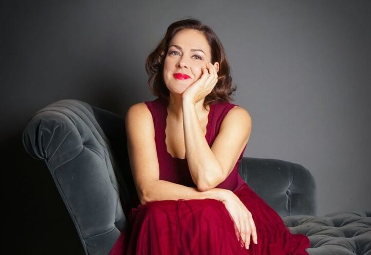 Maria Stuarda, de Donizetti, llega a ABAO Bilbao Ópera este sábado, 14 de febrero, con una puesta en escena firmada por Emilio López y Iván López-Reynoso al frente de la Euskadiko Orkestra. Este título, inspirado en el histórico duelo femenino entre reinas con la Inglaterra de finales del siglo XVI como telón de fondo, contará con un reparto encabezado por Yolanda Auyanet y María Barakova, ambas debutantes en ABAO, quienes encarnarán los personajes de las dos reinas, enfrentadas por sus ideales y sus creencias. 