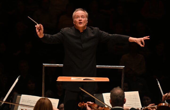 La London Symphony Orchestra regresa a Ibermúsica el próximo jueves 19 de febrero con un único concierto en Madrid. El programa, dirigido por Gianandrea Noseda, estará integrado por nocturnos de Debussy, la Sinfonía núm.1 de Rachmaninoff y el Concierto para violín de Berg con Patricia Kopatchinskaja. Este concierto se enmarca en una gira por España con paradas en Barcelona, Zaragoza, Valencia y Sevilla.