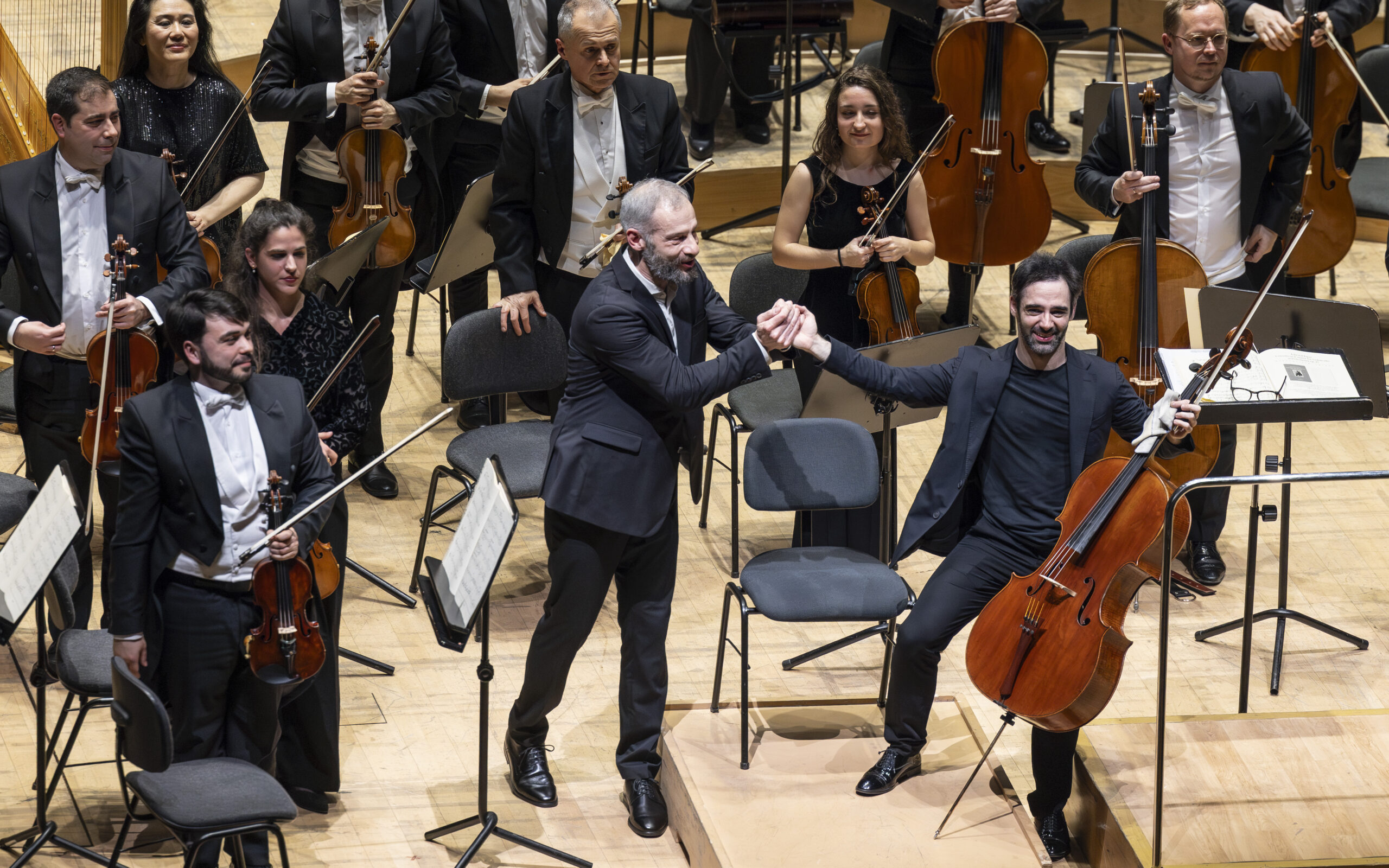 Pedazo de violonchelista, pedazo de director, pedazo de orquesta… ORQUESTRA DE LA COMUNITAT VALENCIANA. Dima Slobodeniuk (director). Pablo Ferrández (violonchelo). Programa: Obras de Elgar (Concierto para violonchelo), y Sibelius (El cisne de Tuonela. Quinta sinfonía). Lu­gar: Palau de les Arts (Auditori). Entrada: Alrededor de 1.200 personas. Fecha: jueves, 5 enero 2026