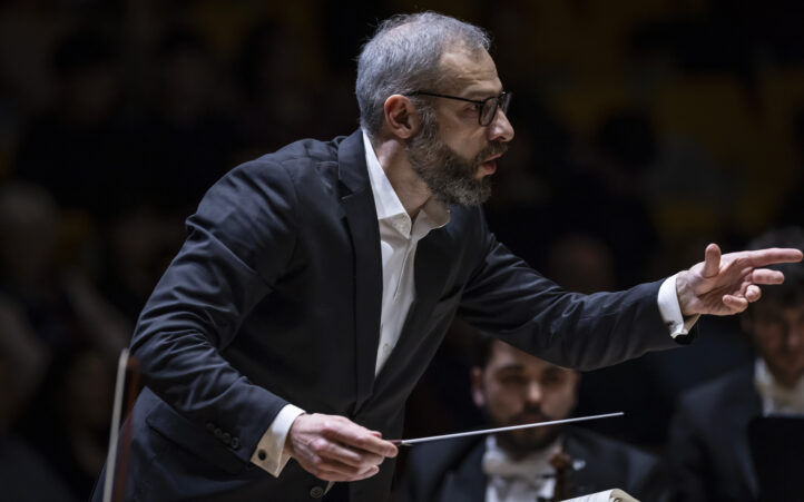 Pedazo de violonchelista, pedazo de director, pedazo de orquesta…ORQUESTRA DE LA COMUNITAT VALENCIANA. Dima Slobodeniuk (director). Pablo Ferrández (violonchelo). Programa: Obras de Elgar (Concierto para violonchelo), y Sibelius (El cisne de Tuonela. Quinta sinfonía). Lu­gar: Palau de les Arts (Auditori). Entrada: Alrededor de 1.200 personas. Fecha: jueves, 5 enero 2026