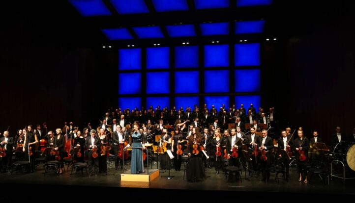 La ORCAM inicia hoy, 6 de marzo, la primera temporada de su Ciclo de Conciertos en el Teatro Auditorio San Lorenzo de El Escorial. Para esta cita inicial, la formación ofrecerá un programa dirigido por Alondra de la Parra -directora artística del Teatro Auditorio y de la formación- en el que se podrá escuchar la conocida Sinfonía nº1, Titán, de Gustav Mahler. En Semana Santa se podrá disfrutar de tres conciertos con obras sacras como el Stabat Mater de Pergolesi, el Gloria de Vivaldi, la Pasión según San Juan de Bach y Las siete últimas palabras de Cristo en la cruz de Haydn.