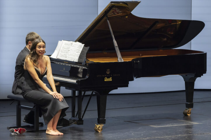 Nadine Sierra: clamor y fracaso CICLO “LES ARTS ÉS GRANS VEUS”. Nadine Sierra (soprano). Bryan Wagorn (piano). Programa: Obras de Donizetti, Mozart, Puccini, Verdi, Rodrigo, Villa-Lobos, Velázquez, Ponce, Mendoza y Cortés, y Giménez. Lugar: València, Palau de les Arts (Sala Principal). Entrada: Alrededor de 1.400 espectadores (lleno). Fecha: jueves, 26 marzo 2026