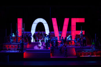 Manon Lescaut de Puccini llega al Gran Teatre del Liceu con una producción firmada por Àlex Ollé que lleva la historia de Prévost a la actualidad, con un entorno social de gran dificultad. Con Josep Pons al frente de la dirección musical, este título contará con la participación de Asmik Grigorian, Iurii Samoilov y Joshua Guerrero en los papeles protagonistas. 