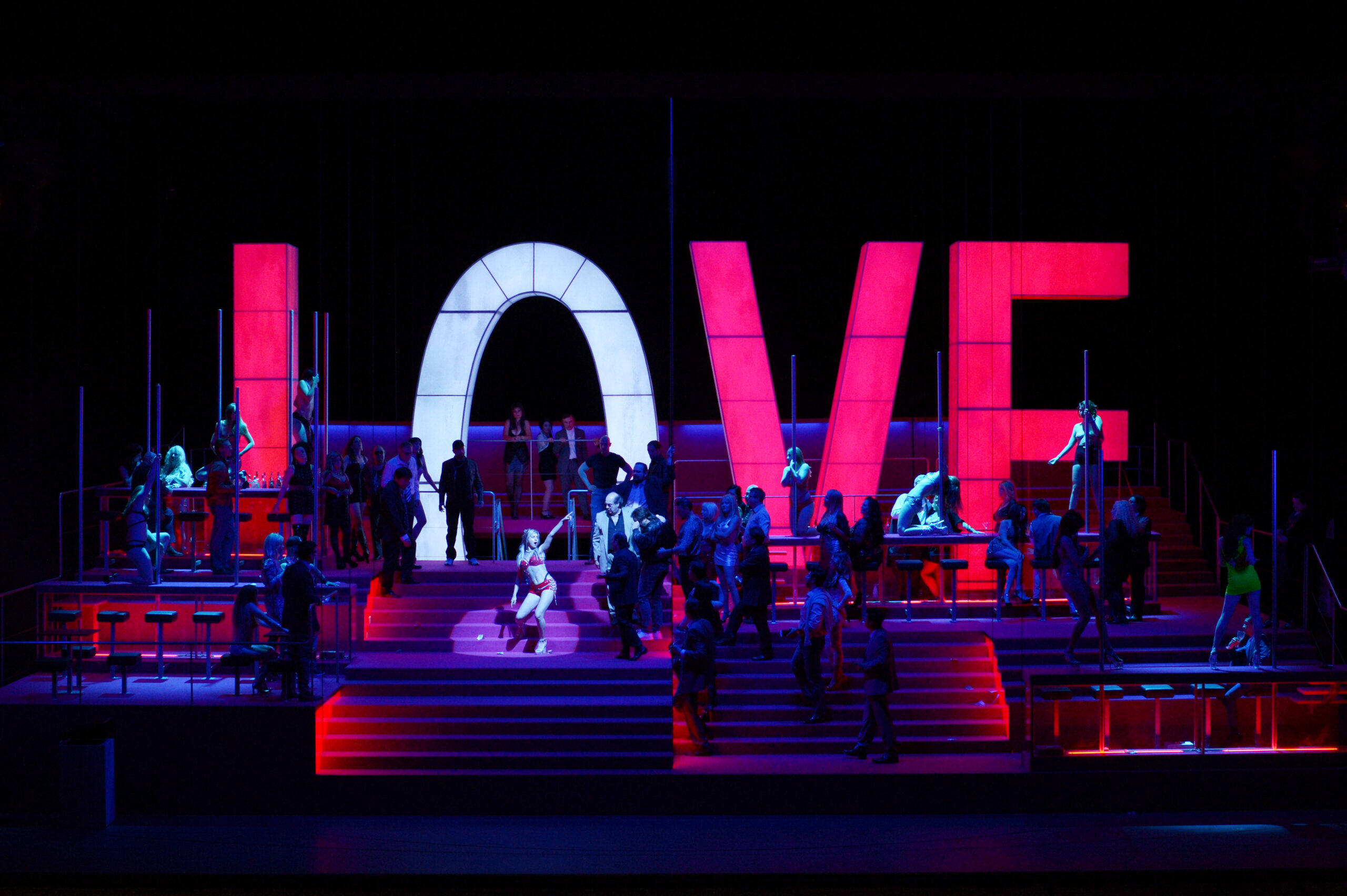 Manon Lescaut de Puccini llega al Gran Teatre del Liceu con una producción firmada por Àlex Ollé que lleva la historia de Prévost a la actualidad, con un entorno social de gran dificultad. Con Josep Pons al frente de la dirección musical, este título contará con la participación de Asmik Grigorian, Iurii Samoilov y Joshua Guerrero en los papeles protagonistas. 