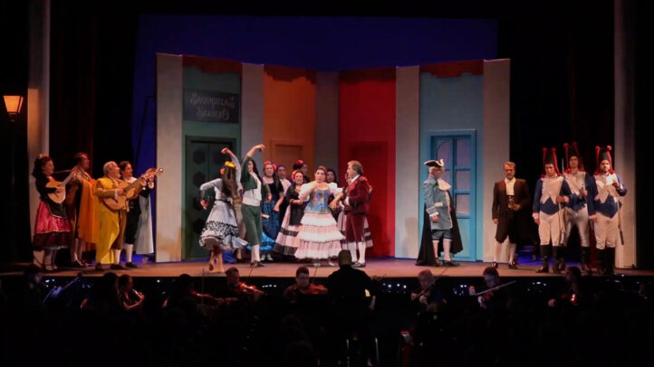 El Festival de Zarzuela y Zarzuela del Teatro Amaya de Madrid llega a su quinta edición tras la consolidación otorgada por el éxito de público. Iniciado el pasado 11 de marzo, y hasta el 31 de mayo, la mencionada sala madrileña vuelve a ofrecer una extensa programación que va desde Tosca, en el aniversario de su estreno, a títulos como Agua, azucarillos y aguardiente, con el que esta iniciativa echó a andar en 2022. 