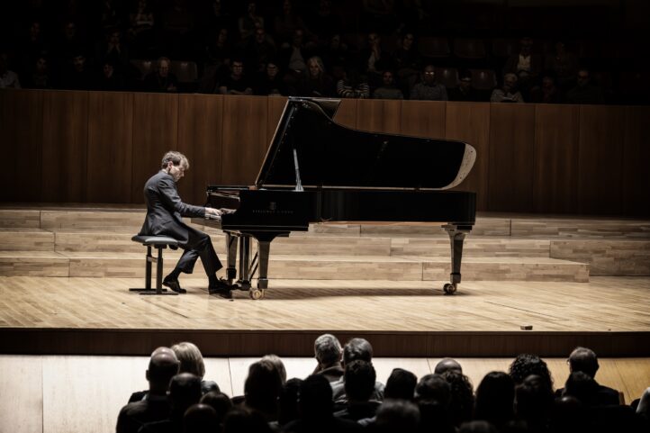 Crítica: Claridad, concisión y perfección distinguen el Beethoven sin retóricas de Borís Giltburg