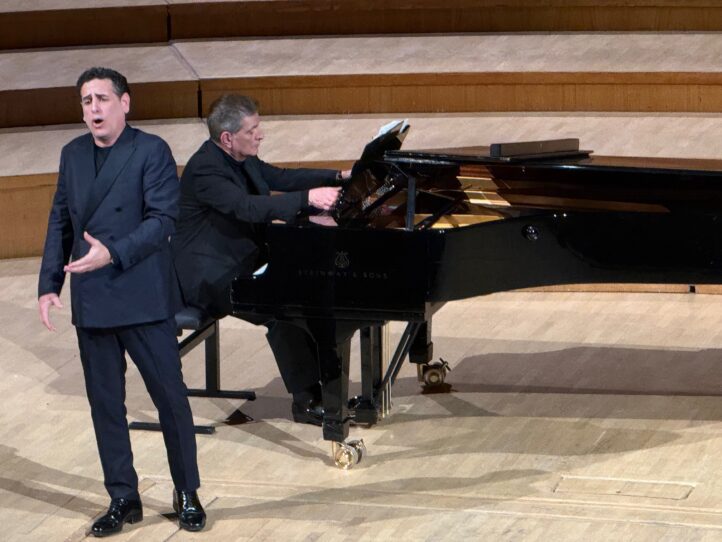 Sí, pero no. El drama de Juan Diego FlórezObras de Mozart, Rossini, Boieldieu, Chapí, Vives, Serrano, Lecuona, Massenet, Gounod, Liszt, Verdi, etc. Juan Diego Flórez, tenor y Vincenzo Scalera, piano. Ciclo Impacta. Auditorio Nacional. Madrid, 11 de marzo de 2026.