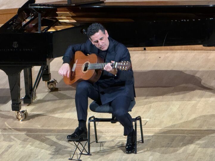 Sí, pero no. El drama de Juan Diego FlórezObras de Mozart, Rossini, Boieldieu, Chapí, Vives, Serrano, Lecuona, Massenet, Gounod, Liszt, Verdi, etc. Juan Diego Flórez, tenor y Vincenzo Scalera, piano. Ciclo Impacta. Auditorio Nacional. Madrid, 11 de marzo de 2026.