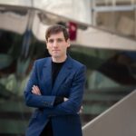 Boris Giltburg: “Mucho más que gruñón y ceñudo, Beethoven es un compositor de vida y de luz” Borís Giltburg (Moscú, 1984) anda desde siempre enamorado de Beethoven. Particularmente de sus 32 sonatas para piano, “uno de los monumentos máximos de la historia, no solo del teclado, sino de todas las músicas”. Es precisamente este ciclo, que ha llevado al disco y ha adherido a su propia piel de artista, el que interpretará en su integridad en una serie de conciertos que comienza este fin de semana (28 y 29 de marzo) en el Palau de la Música de Valencia. De ello, de esta gesta reservada a los más grandes del piano -Arrau, Barenboim, Brendel, Kempff…-, y de su recepción en el público actual, habla en esta entrevista, mantenida en un español asombrosamente correcto.