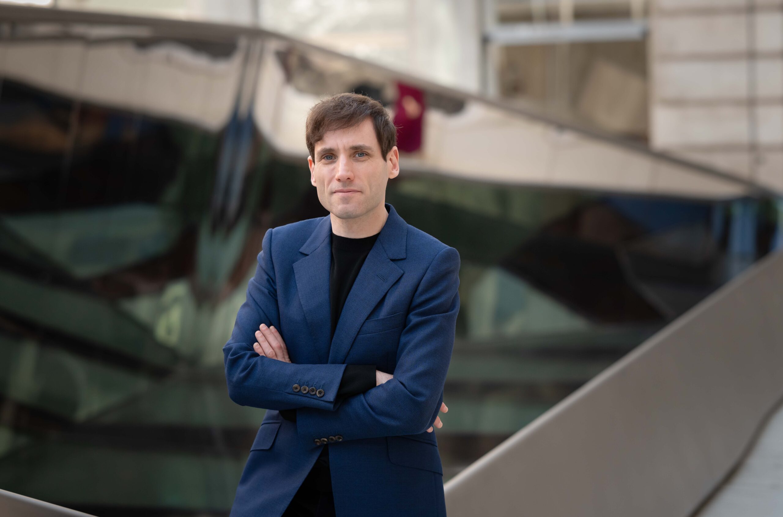 Boris Giltburg: “Mucho más que gruñón y ceñudo, Beethoven es un compositor de vida y de luz” Borís Giltburg (Moscú, 1984) anda desde siempre enamorado de Beethoven. Particularmente de sus 32 sonatas para piano, “uno de los monumentos máximos de la historia, no solo del teclado, sino de todas las músicas”. Es precisamente este ciclo, que ha llevado al disco y ha adherido a su propia piel de artista, el que interpretará en su integridad en una serie de conciertos que comienza este fin de semana (28 y 29 de marzo) en el Palau de la Música de Valencia. De ello, de esta gesta reservada a los más grandes del piano -Arrau, Barenboim, Brendel, Kempff…-, y de su recepción en el público actual, habla en esta entrevista, mantenida en un español asombrosamente correcto.    