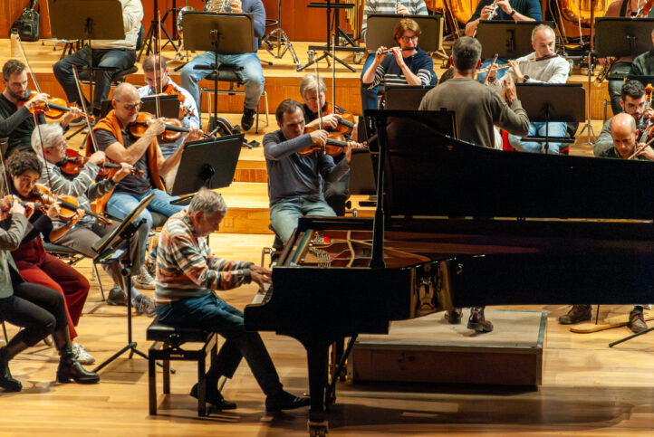 Vuelve la OOCG una edición más al Festival Musika-Música de Bilbao,  en esta ocasión bajo la dirección de su director principal Lucas Macías, y junto a los solistas  Clara Montes (cantaora) y Josep Colom (piano), para presentar dos atractivos programas que  tendrán lugar este fin de semana, el sábado 7 y domingo 8 de marzo. Para esta nueva visita a la ciudad vasca, la formación ofrecerá un programa dedicado íntegramente a Beethoven el primer día, y a Falla el segundo. 