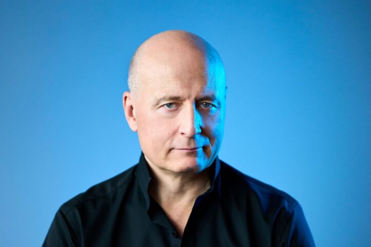 El director estonio Paavo Järvi ha sido nombrado nuevo director titular y asesor artístico de la Filarmónica de Londres. Este puesto, con duración inicial de cinco años, arrancará a comienzos dela temporada 2028/29, sustituyendo entonces a Edward Gardner al frente de la formación inglesa.