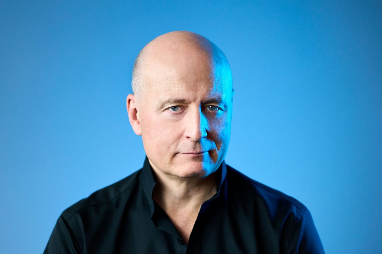 El director estonio Paavo Järvi ha sido nombrado nuevo director titular y asesor artístico de la Filarmónica de Londres. Este puesto, con duración inicial de cinco años, arrancará a comienzos dela temporada 2028/29, sustituyendo entonces a Edward Gardner al frente de la formación inglesa.