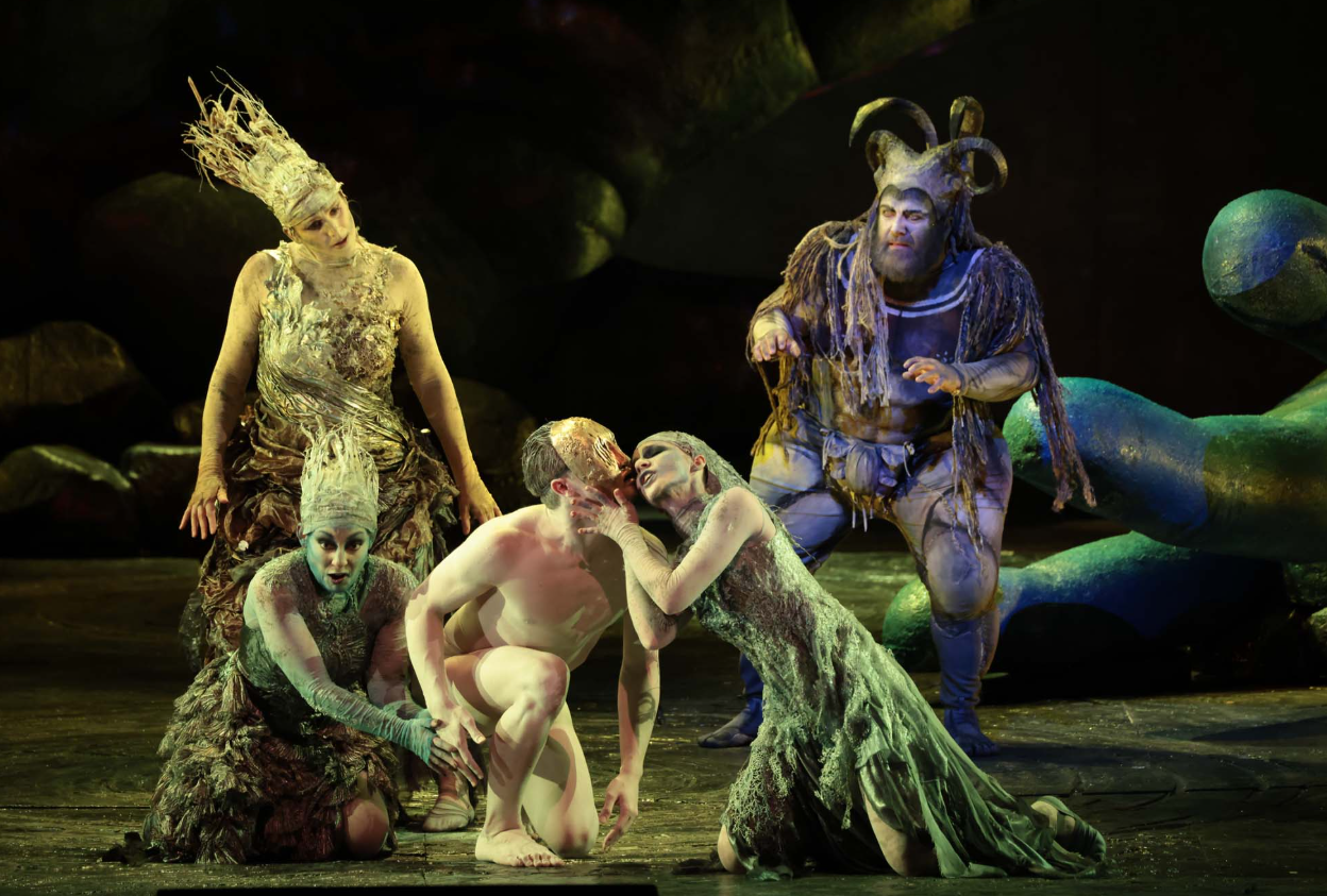 Der Ring completo en la Scala: Das Rheingold Das Rheingold, música y libreto de Richard Wagner. Nicholas Brownlee, Andrè Schuen, Siyabonga Maqungo, Norbert Ernst, Okka von der Damerau, Olga Bezsmertna, Christa Mayer, Ólafur Sigurdarson, Wolfgang Ablinger-Sperrhacke, Jongmin Park, Ain Anger, Polina Pastirchak, Svetlina Stoyanova, Virginie Verrez. Orchestra del Teatro alla Scala, orquesta. Simone Young, directora musical. David McVicar, director de escena. Teatro alla Scala, Milán, 10 de marzo 2026.