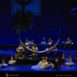 UN BRITTEN A GRAN ALTURA Britten: Sueño de una noche de verano. Simon Kenlesyde. Iestyn Davies, Lid Redpath, Thomas Oliemans, Christine Rice, Sam Furness, Jacques Imbrallo, Simone McIntosh, Jacquelin Wagner, Clive Bayley… Dirección musical: Ivos Bolton. Dirección de escena: Deborah Warner. Escenografía: Christof Hetzer. Vestuario: Luis Filipe Carvalho. Iluminación: Urs Schönenbaum. Dirección del coro de niños: Ana González. Teatro Real, 10 de marzo de 2026.