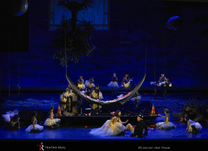 UN BRITTEN A GRAN ALTURA Britten: Sueño de una noche de verano. Simon Kenlesyde. Iestyn Davies, Lid Redpath, Thomas Oliemans, Christine Rice, Sam Furness, Jacques Imbrallo, Simone McIntosh, Jacquelin Wagner, Clive Bayley… Dirección musical: Ivos Bolton. Dirección de escena: Deborah Warner. Escenografía: Christof Hetzer. Vestuario: Luis Filipe Carvalho. Iluminación: Urs Schönenbaum. Dirección del coro de niños: Ana González. Teatro Real, 10 de marzo de 2026.