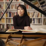 La compositora surcoreana Unsuk Chin ha sido galardonada con el Premio Fronteras del Conocimiento 2026, por crear una voz propia de amplio impacto global en la música contemporánea, tanto por su virtuosismo innovador como por su imaginación sonora única. La autora ha desarrollado una “técnica singular de gran solidez” definida “por su refinamiento sonoro y su magistral capacidad de transformar el sonido en un juego de ilusiones y metamorfosis, que hacen de ella una de las grandes innovadoras de la música contemporánea”, según el acta del jurado