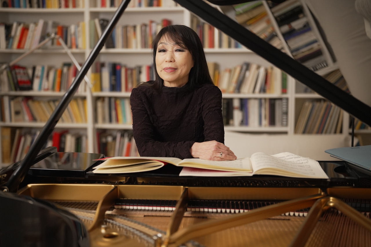 La compositora surcoreana Unsuk Chin ha sido galardonada con el Premio Fronteras del Conocimiento 2026, por crear una voz propia de amplio impacto global en la música contemporánea, tanto por su virtuosismo innovador como por su imaginación sonora única. La autora ha desarrollado una “técnica singular de gran solidez” definida “por su refinamiento sonoro y su magistral capacidad de transformar el sonido en un juego de ilusiones y metamorfosis, que hacen de ella una de las grandes innovadoras de la música contemporánea”, según el acta del jurado