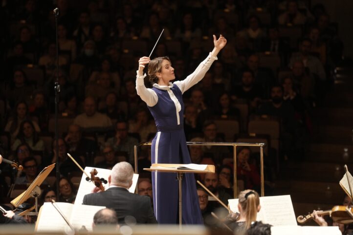 Hielo y fuego en la nueva obra de SoteloObras de Sotelo y Mahler. Intérpretes: Orquesta y Coro de la Comunidad de Madrid. Pequeños Cantores de la ORCAM. A. de la Parra, directora. S. Dohr, trompa. 10/III/2026. Madrid