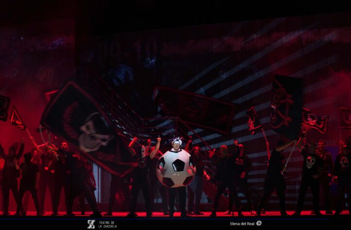 TRADICIÓN RENOVADA  Barbieri: Jugar con fuego. Ruth Iniesta, Alejandro del Cerro, José Antonio López, David Lagares, Manuel de Diego, Javier Povedano, Zaira Montes, Felipe Muñoz, Jonás Alonso, Alberto Gómez Taboada, Íñigo Arricibita, Juan Maroto... Nueva producción y versión del Teatro de la Zarzuela. Dirección de escena: Marina Bollaín. Orquesta de la Comunidad de Madrid y Coro del Teatro de la Zarzuela. Dirección musical: Álvaro Albiach. Teatro de la Zarzuela, Madrid. 25 de marzo de 2026.