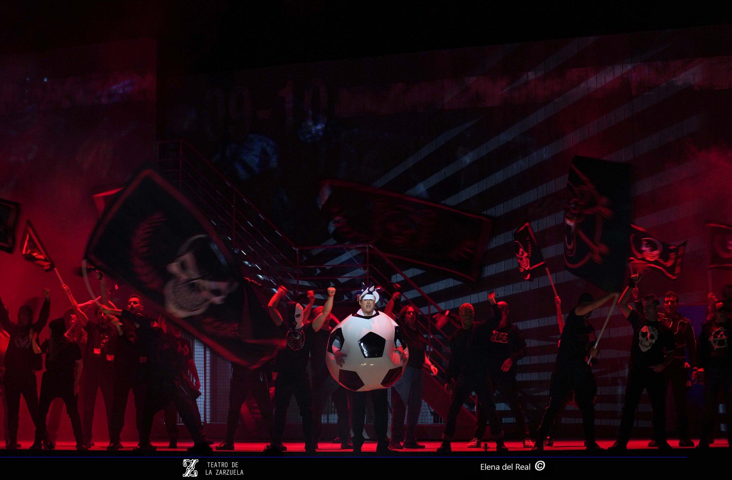 TRADICIÓN RENOVADA   Barbieri: Jugar con fuego. Ruth Iniesta, Alejandro del Cerro, José Antonio López, David Lagares, Manuel de Diego, Javier Povedano, Zaira Montes, Felipe Muñoz, Jonás Alonso, Alberto Gómez Taboada, Íñigo Arricibita, Juan Maroto... Nueva producción y versión del Teatro de la Zarzuela. Dirección de escena: Marina Bollaín. Orquesta de la Comunidad de Madrid y Coro del Teatro de la Zarzuela. Dirección musical: Álvaro Albiach. Teatro de la Zarzuela, Madrid. 25 de marzo de 2026.