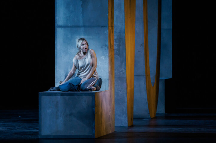 Asmik Grigorian como una Manon actual e inmigrante Manon Lescaut, de Puccini. Asmik Grigorian, Ivan Gyngazov, Iiuri Samoilov, Donato di Stefano, Filip Filipović, Álvaro Diana, Mercedes Gancedo. Orquesta y Coro del Gran Teatro del Liceo. Dirección musical:Josep Pons. Dirección de escena: Àlex Ollé. 17 de marzo de 2026.