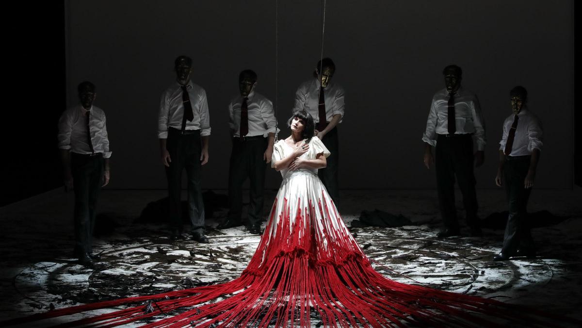 Salome, en sus más ásperas aristasSALOME. “Drama musical” en un acto. Libreto de Richard Strauss, basado en la traducción alemana de Hedwig Lachmann de la obra en francés Salomé, de Oscar Wilde. Reparto: Vida Miknevičiūtė (Salome); Nicholas Brownlee (Jokanaan); Michaela Schuster (Herodías); John Daszak (Herodes); Christopher Sokolowski (Narraboth); Lioba Braun (Un paje de Herodías); Jorge Rodríguez Norton, Daniel Norman, Filipp Modestov, Mathias Frey, Horst Lamnek (judíos). Dirección de escena: Damiano Michieletto. Escenografía: Paolo Fantin.  Vestuario: Carla Teti. Iluminación: Alessandro Carletti. Coreografía: Thomas Wilhelm. Orquestra de la Comunitat Valenciana. Direc­ción musical: James Gaffigan. Lugar: València, Palau de les Arts. Fecha: sábado, 25 abril 2026 (se repite los días 29 de abril; y 3, 6 9 de mayo)