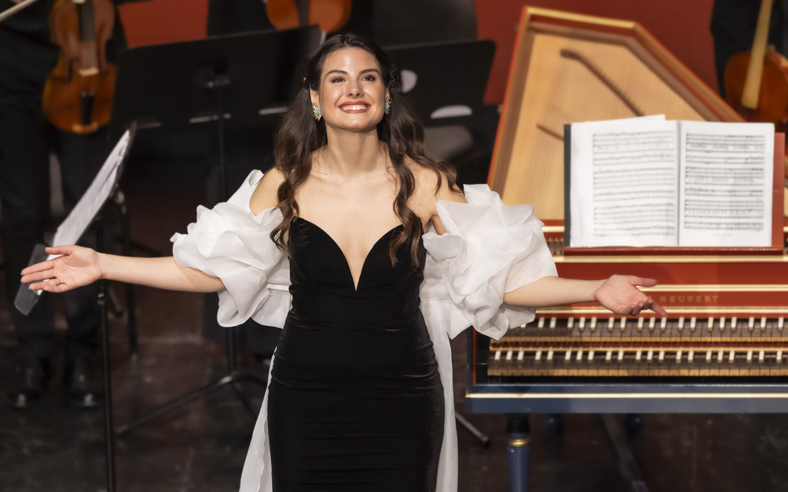 Serena Sáenz, soprano en plenitud LES ARTS ÉS BARROC I MÚSICA ANTIGA.  Obras de Vivaldi, Rameau y Händel. Serena Sáenz (soprano). Vespres d’Arnadí. Dani Espasa (director). Lugar: Palau de les Arts (Teatre Martín i Soler). Entrada: Alrededor de 275 espectadores. Fecha: jueves, 9 abril 2025.