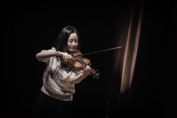 Un poquito de Bomsori, un poquitísimo de BacewiczTEMPORADA 2025-2026 del Palau de la Música. Programa: Obras de Bach, Kreisler y Bacewicz. Solista: Bomsori Kim (violín). Lugar: València. Palau de la Música (Sala Rodrigo). Entrada: Alrededor de 300 espectadores. Fecha: martes, 7 abril 2026.