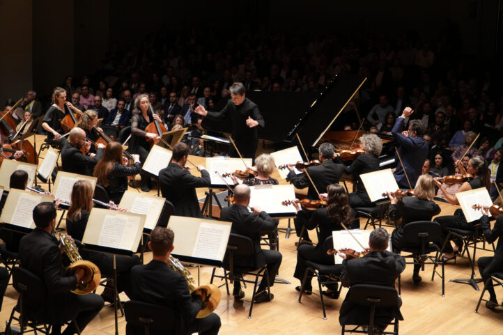  Roberto Forés y la English ‘Chamberita’ OrchestraENGLISH CHAMBER ORCHESTRA. Programa:  Obras de Chopin (Segundo concierto para piano y orquesta) y Beethoven (Segunda sinfonía). Solista: Domenico Codispoti (piano). Director: Roberto Forés. ­Lu­gar: Palau de la Música, València. Entrada: Alrededor de 1.200 espectadores. Fecha: miércoles, 8 abril 2026