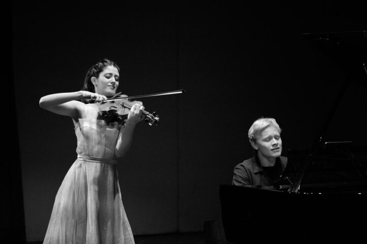 María Dueñas y Alexánder Maloféyev, juventud y talento, pero no solo TEMPORADA SOCIEDAD DE CONCIERTOS DE ALICANTE. María Dueñas, violín. Alexánder Maloféyev, piano. Obras de Schubert, Debussy y Franck. Lugar: Teatro Principal. Fecha: Lunes, 13 abril.