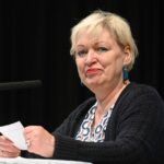 La gestora cultural Karin Bergmann ha sido nombrada nueva intendente interina del Festival de Salzburgo por dos temporadas. Este nombramiento surge ante la necesidad de poner a alguien al frente de la cita tras la abrupta salida de Markus Hinterhäuser tras un periodo de polémicas y desacuerdos entre el anterior director y la cúpula del festival.