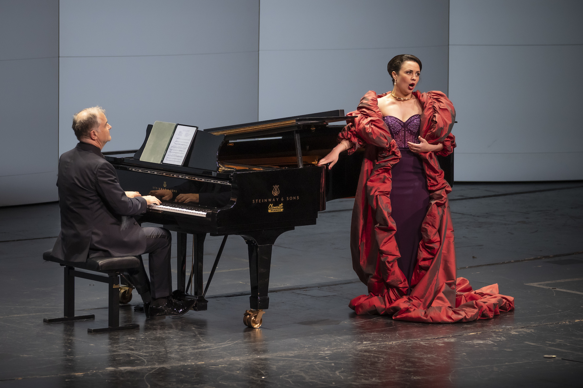 Katharina Konradi: en las alas del cantoCICLO “LES ARTS ÉS LIED”. Katharina Konradi (soprano). Julius Drake (piano). Programa: Obras de Toldrà, Liszt, Schubert, García Abril, Granados y Obradors. Lugar: València, Palau de les Arts (Sala Principal).  Entrada: Alrededor de 400 espectadores. Fecha: domingo, 26 abril 2026