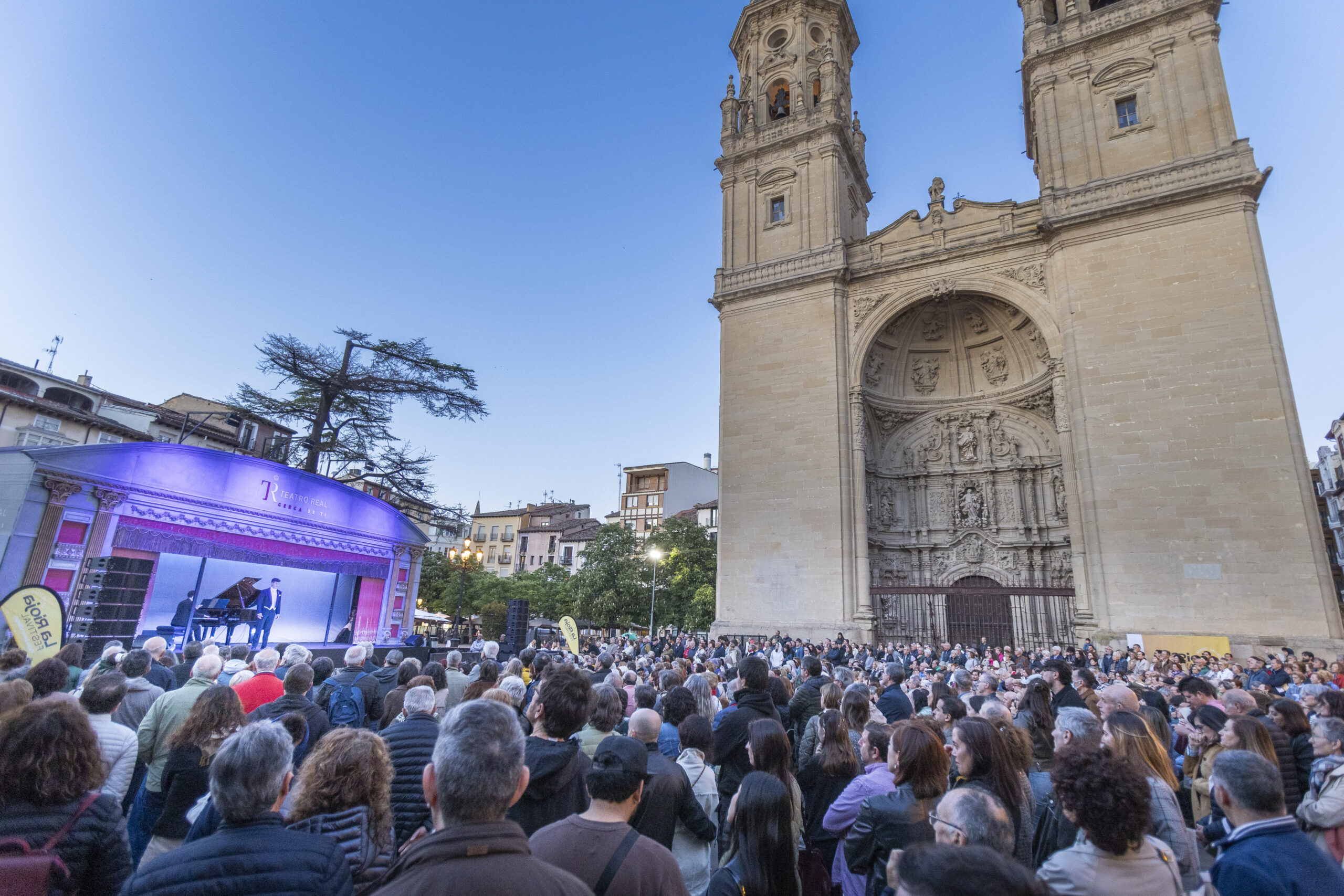 El próximo 14 de mayo se alza el telón de una nueva edición de La Rioja Festival. Bajo el lema Crisol, esta cita busca presentar la unión entre entorno y arte, ofreciendo un concepto diferenciado del resto de iniciativas culturales de nuestro país. A las puertas de su inauguración, el guitarrista Pablo Sainz-Villegas, director de la programación, ha ofrecido un perfil en torno a los puntos principales de esta. 