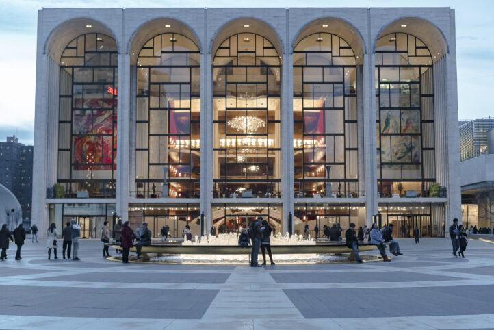 Met Opera fachada Chagall al fondo
