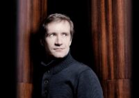 El pianista Nikolai Lugansky se enfrenta al durísimo Concierto para piano nº3 de Rachmaninoff en su vuelta a la Temporada Sinfónica de Euskadiko Orkestra. El ruso aborda el más difícil y virtuoso concierto de la historia del piano en un nuevo programa de conciertos de la formación vasdca dirigido por otro gran músico, el eslovaco Juraj Valcuha, en su tercera visita aquí. Los conciertos tendrán lugar del 9 al 15 de abril en San Sebastián, Vitoria, Pamplona y Bilbao.