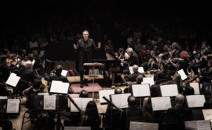 La Orquestra de València debuta este jueves en la Sala Dorada del Musikverein de Viena bajo la dirección de Alexander Liebreich, junto al dúo Silver-Garburg dentro del ciclo Jeunesse-Musikerleben. Se trata de su octava salida internacional desde 1950 y su debut en el emblemático auditorio vienés.