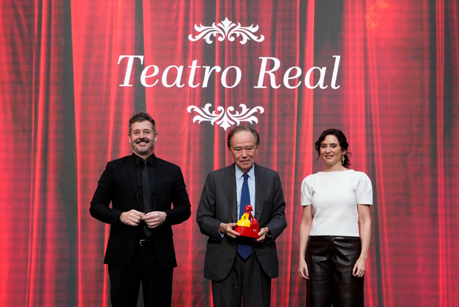 El Teatro Real de Madrid es homenajeado por la Comunidad de Madrid junto a los otros 20 teatros de la región con más de cien años que siguen en activo. El Gobierno autonómico ha editado una guía que recoge la historia, curiosidades y localización de estos escenarios centenarios de la región que siguen en activo.