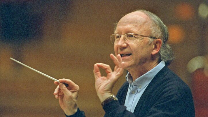 El director, oboísta y compositor Heinz Holliger llega hoy, 10 de abril, a la OCG para abordar dos conciertos en Granada y Cádiz, el segundo de ellos en el marco del ciclo Andalucía Sinfónica. Para esta visita a andalucía, el músico abordará un programa formado por obras de Schubert y Schoenberg. 