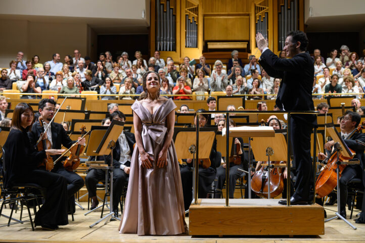 Orozco-Estrada, con la orquesta en la batutaObras: "Obertura de El holandés errante" de Wagner. "Escena final de Capriccio" de R. Strauss. "Sinfonía núm. 1" de Mahler. Intérpretes: Ch. Karg, soprano. Orquesta Gürzenich. A. Orozco-Estrada, director. La Filarmónica. Auditorio Nacional. 19/V/2026. Madrid.