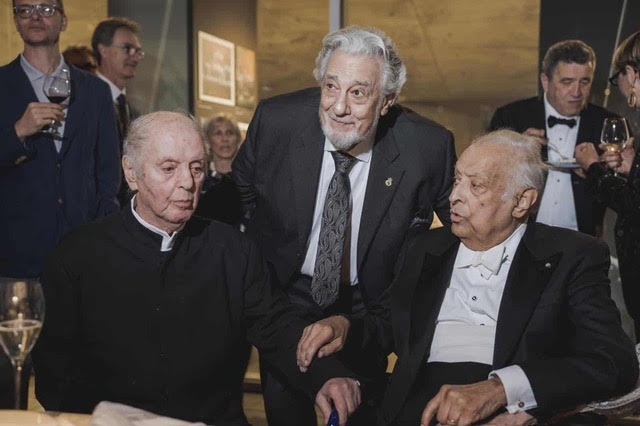 El arte de saber irse (o no saber)Este artículo nace de una foto publicada estos días y, al verla, ustedes entenderán la razón. La decadencia física de los grandes músicos ha sido siempre uno de los temas más incómodos de la crítica. Incomoda porque exige hablar de dos cosas a la vez: del arte y de la muerte. Y los críticos, que somos bastante cobardes para eso, preferimos esquivarla.